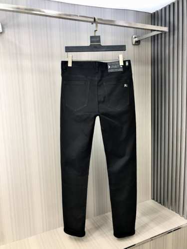 burberry 巴宝莉 2025春夏最新推出男士牛仔裤新品！重工水洗牛仔面料，定制面料和一般牛仔布料比起来，更加柔软舒适！超重工洗水工艺 双工艺洗水 整条裤子