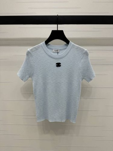上新原单高端品质 Chane* 2025春夏最新系列！双C徽标针织短袖！定制羊毛针织纱线织造 柔软亲肤 舒适有型 针织圆领短袖剪裁 领口恰当露肤 美化头肩比例更