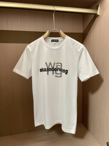 亚历山大 王 2025春夏新品 经典百搭款 圆领短袖T恤 每年必出的单品！简单大方设计 干净利落剪裁 采用进口顶级丝光面料 柔软细腻 男人的衣柜都少不了基础 随