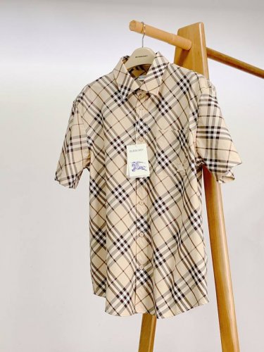 Burberry 巴宝莉 Vintage格纹徽章衬衫，Bur粉闭眼入～此款由新任Bur首席创意总监Riccardo Tisci 操刀,经典的格纹设计，搭配同色的