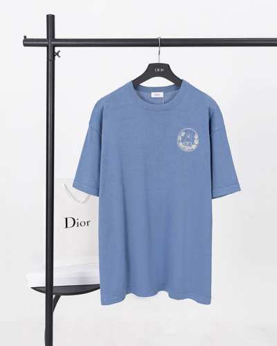 顶级版本.官网品质 Dior迪奥 25新款小猫咪刺绣标识毛织短袖 采用定制棉质平纹面料，透气舒适，胸前饰以镂空品牌字母刺绣，搭配联名可爱小猫刺绣图案，定织罗纹双