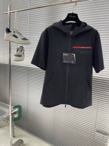 prad 25春夏Linea Rossa系列-半袖款 Pd Linea Rossa是一个融合时尚与运动的系列，彰显创新性、设计感与功能性。该系列于1997年首度