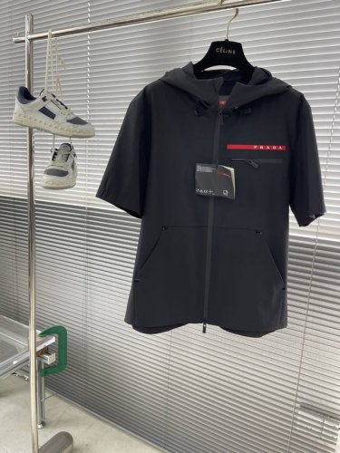 prad 25春夏Linea Rossa系列-半袖款 Pd Linea Rossa是一个融合时尚与运动的系列，彰显创新性、设计感与功能性。该系列于1997年首度