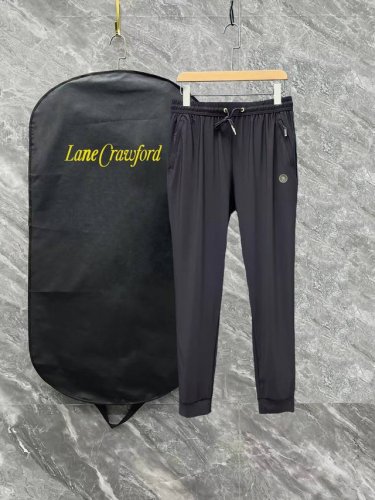 克罗心春夏季新款 两色高品质薄款运动休闲冰丝裤 爽滑舒适抗皱无痕的好裤子 质感柔软 手感微弹 ，清凉冰丝裤 腰部松紧带， 版型设计时尚潮流 走线工整整齐，运动休