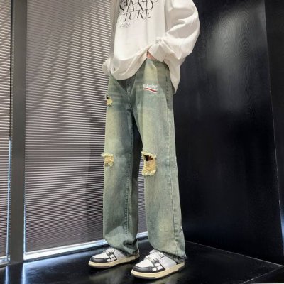 24年夏季新款巴黎世家Balengia破洞款复古工装水洗牛仔裤直筒裤。 本就是火热的牛仔裤 ，今年赋予水做旧元素！更是潮流先锋者的不二选择。 上身也是非常好搭配