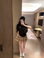 上新 套裙 Burberr* 巴宝莉 绣花polo领短袖T经典格子百褶裙套装～～ 颜色：黑色 白色 码数：Sml见尾图