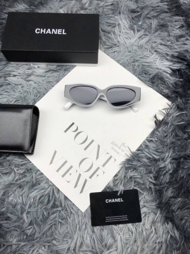 Chanel香奈儿太阳镜顶级最高版本』 重磅来袭通过关系搞到一批海关扣押的香奈儿墨镜 全球最火的款式之一 可以承载岁月的经典之作 永不过时 独家渠道 详细特征：