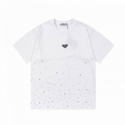 prada 普拉达 2025早春新款 定制310G双纱纯棉面料 定制三角章Logo 前幅星空烫珠 男女同款 短袖 颜色：白色 尺码：S-Xl