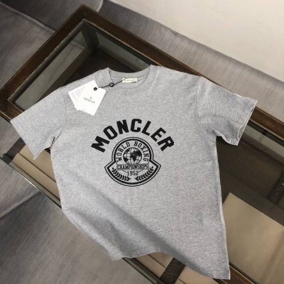 moncler 蒙口 最新款情侣款短袖T恤 特色代表性品牌印花设计 面料上身舒适透气 不僵硬 修身的剪裁 采用高定定制纯棉面料 上身舒适有型 内搭单穿都完全没问