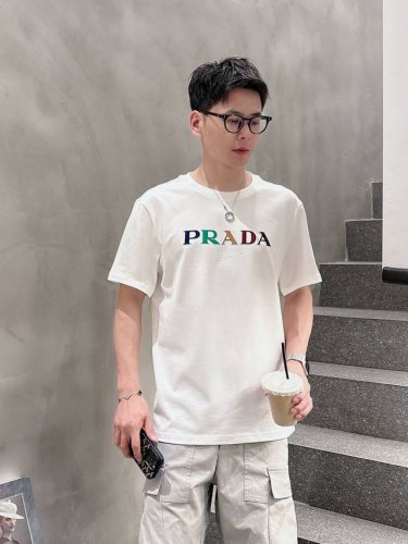 prada普拉达独家专供新款原单男士休闲短袖 高端定制 高版本 时尚百搭爆款进口面料 手感超柔软细腻 穿着亲肤舒适 高端精品 代工厂P精细做工 上身非常赞 男士