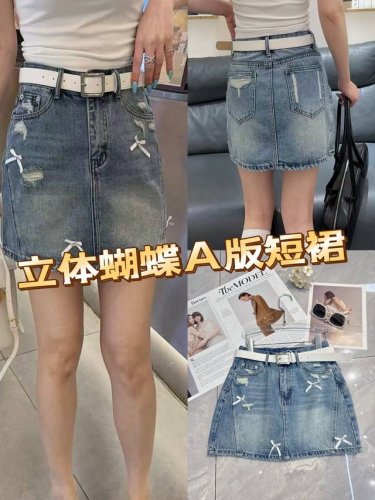 这条立体蝴蝶结A版短裙，是夏日衣橱的宝藏单品！经典牛仔蓝，散发复古韵味。立体蝴蝶装饰俏皮灵动，打破单调，增添甜美气息 。A版剪裁巧妙修饰身形，遮肉显瘦。搭配简约