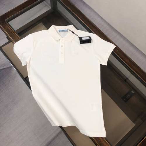 PRADA 普拉达 2025春夏最新款polo衫～ 备受推崇 男女同款 商务休闲翻领polo衫～经典刺绣字母logo～很精致 ～合体的剪裁版型衬托出了极简主义的