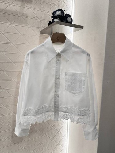 loew*2025新品上架 镂空刺绣短款衬衫 定制Yb斜纹全棉材质 质感舒适 立体有型 短款衬衫剪裁 通体细腻肌理 下摆前后环绕拼接大面积水溶蕾丝花边 后背以镂
