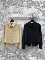 lw家 25春夏新款 后背系带衬衣 经典Logo刺绣衬衫 超级百搭单品 精致小翻领 胸口镂空刺绣Logo图案点缀 前短后长圆弧衣摆+后面开叉系带设计 单穿打底都