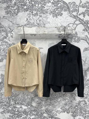 lw家 25春夏新款 后背系带衬衣 经典Logo刺绣衬衫 超级百搭单品 精致小翻领 胸口镂空刺绣Logo图案点缀 前短后长圆弧衣摆+后面开叉系带设计 单穿打底都