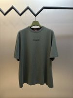 Gucci 标识刺绣短袖 定制定染雅致墨绿丝绵，以深邃的墨绿色调为底蕴，胸前醒目的GUCCI字样点缀其间，如同品牌精神的烙印。 采用进口机贴布绣工艺，使用先进的