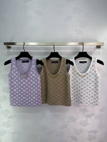 Louis Vuitton 路易威无袖针织背心25Ss最新款，经典老花提花设计，清凉舒适，标志性链条Logo，搭配方便。这个夏天提升魅力的首选单品！3色3码Sm