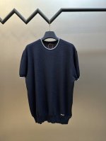 prada 字母徽标针织衫 定织定染奢润超细冰丝毛料 衣身下摆处饰以prada 字母徽标作点缀 增添品牌辨识度 采用进口机刺绣工艺 使用先进的计算机控制系统和精