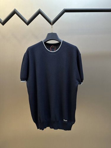 prada 字母徽标针织衫 定织定染奢润超细冰丝毛料 衣身下摆处饰以prada 字母徽标作点缀 增添品牌辨识度 采用进口机刺绣工艺 使用先进的计算机控制系统和精