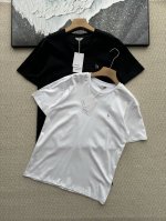 hazzys哈吉斯2025夏季新款男士休闲小Logo纯棉基础白色短袖T恤衫，这款T恤采用功能性面料制成，具有轻盈、透气、排汗等出众的性能，弹性良好，上身活动自如