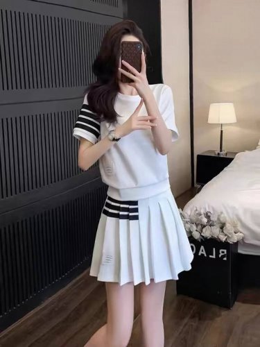 码数：S-M-L-Xl 颜色：白色 面料：聚酯纤维 描述： 超柔软宽松V领纯色T恤，配百褶包臀小短裙套装 T恤慵懒舒适，裙身隐形拉链，好穿不显胖 自带设计感！独