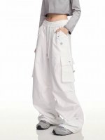 露露乐檬 炸街神裤！Lululemon 夏款工装裤来袭 宝子们，Lululemon 夏季新款大口袋工装裤震撼登场，专为高个子女生打造的时尚利器，高腰宽松阔腿，舒