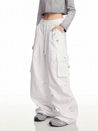 露露乐檬 炸街神裤！Lululemon 夏款工装裤来袭 宝子们，Lululemon 夏季新款大口袋工装裤震撼登场，专为高个子女生打造的时尚利器，高腰宽松阔腿，舒
