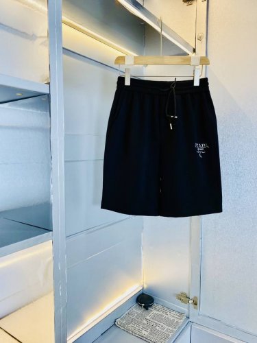 官网原单货 可穿200斤普拉达Prada 简约时尚 2025夏款夏季休闲裤短裤五分裤身穿着非常舒适 低调不失奢华 穿出去非常有档次,裤型款式和裁剪亦无需多言 上