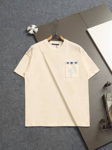Lv 25Ss新品 胸口口袋刺绣Logo 字母刺绣圆领短袖T恤，男女同款！官网同步，专柜纯棉面料！贴肤舒适，耐看又好穿，经典简约Logo设计，原厂工艺一丝不苟，