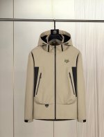 芬迪。25春夏新款原单男士冲锋衣风衣夹克外套 官网同步售卖 爆款 高版本 时尚百搭 胸前立体刺绣Logo设计 采用原版进口100%聚酯纤维记忆面料 手感柔软细腻