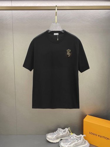 d&G 2025最新男士高端好货，胸前字母徽标印花图案增添活力感！最经典一目了然的干净与纯粹的结合.必入款推荐！选用190克双股丝光面料制成 纹理清晰，尽显高端