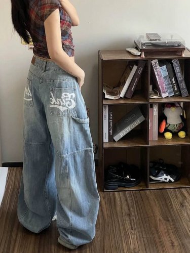 款号Xk3325 美式复古高街竹节纹弯刀牛仔裤男女水洗字母印花宽松阔腿裤 面料定制经过一流的高工艺水洗 质地紧密 色泽均匀 纹理清晰 上身非常舒适 直筒版型 可