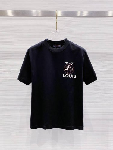 lv 2025早春新款男女同款短袖T恤，！定制专属纯棉面料，定制原版工艺螺纹，胸前重工字母Logo工艺设计！简约大方，从容百搭，档次极高，完美融入时尚还有风情感