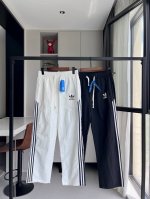三叶草织带运动裤 阿迪达斯三叶草Adidas织带直筒裤运动裤，高街潮流痞帅风 版型优秀 爽滑面料使裤子非常有型 并且保持舒适的亲肤感而且不会臃肿 非常好搭不挑人