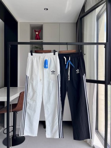 三叶草织带运动裤 阿迪达斯三叶草Adidas织带直筒裤运动裤，高街潮流痞帅风 版型优秀 爽滑面料使裤子非常有型 并且保持舒适的亲肤感而且不会臃肿 非常好搭不挑人
