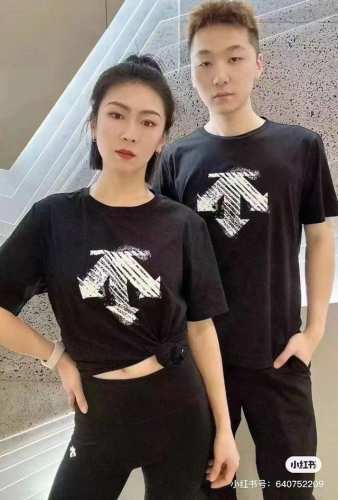 Descente迪桑特Essential男士Logot恤Tough短袖针织衫夏季新款！可搭情侣款！ Essential系列经典Tough面料制成的短袖针织，面料