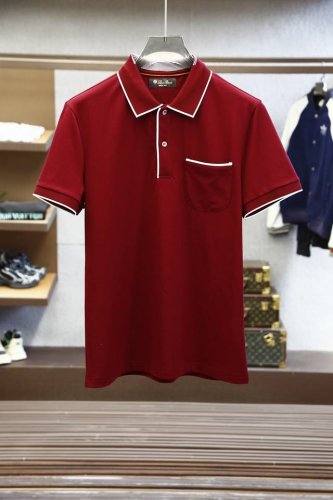 l P2025Ss系列新品 Lor* Pian* 诺U翩然 翻领T恤 此款Polo衫采用定制丝光细纹珠地面料制成，配以螺纹针织衣领和袖口，配有撞色饰边。前胸口袋