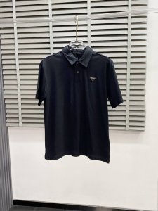 prada普拉达独家专供新款男士休闲短袖 高端定制 高端版本 时尚百搭爆款进口面料 手感超柔软细腻 穿着亲肤舒适 高端精品 代工厂p精细做工 上身非常赞 男士必