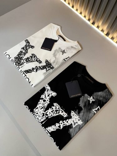 louisvuitt*路易*登 2025春夏全新系列单品上线，非常时髦前卫的一款男女同款短袖T恤，标识Logo图案印花修饰！区别于以往的不同，宣示品牌传承多年的