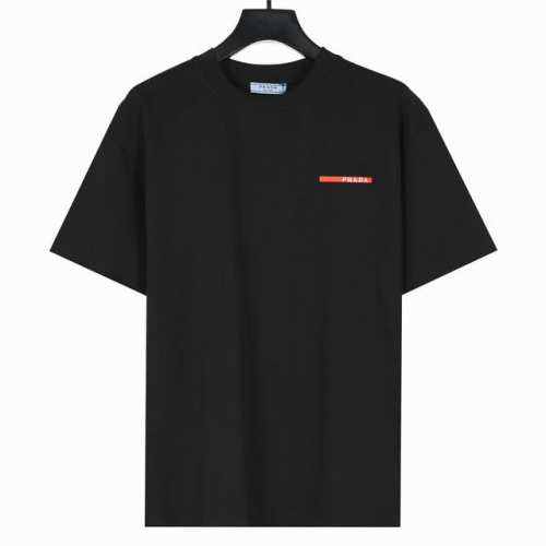 本地自取160 prada/普拉达 25Ss 胸口红色饰条刺绣短袖 胸前经典红色刺绣字母Logo，典型精准的英式版型裁剪，各年龄段均可驾驭，满足任何日常生活工作