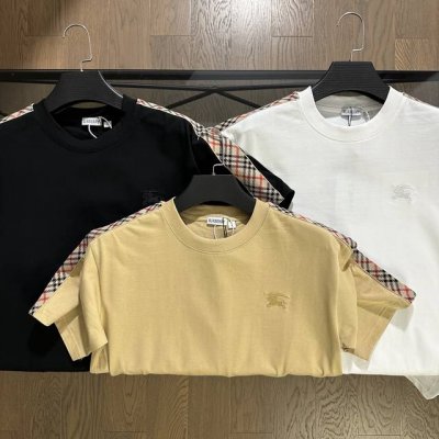 巴宝莉 Burberry 2025春夏新品战马刺绣圆领短袖T恤 胸前采用战马刺绣设计，格子布与骑士战马元素彰显品牌特征，采用数码精密立体贴布绣工艺，极高水准的复