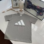 Adidas Basketball 2025新款短袖上衣 跟去年比较有一些改变，领口处不再是高小领口 这样就能更好穿脱了，还可以去做一些叠穿里面加长袖衬衣和连帽