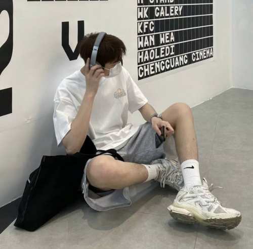 上新！Vans 万斯经典彩虹独角兽短袖T恤！标志性Logo Tee ！高密针织圆领设计，平整简约！亲肤透爽！面料的柔软性舒适性无可挑剔！男女均可驾驭，打破性别局