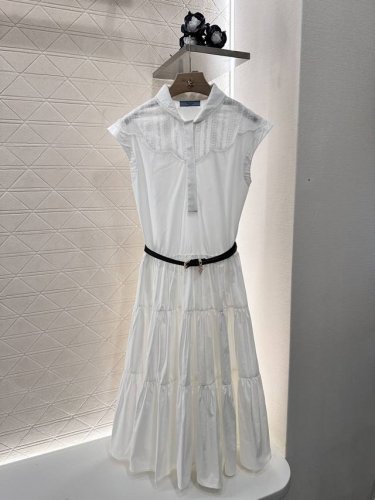 prad*2025新品上架 翻领绣花腰带无袖长裙 定制Yb斜纹全棉材质 质感光泽 舒适透气 无袖长裙剪裁 通体素色利用剪裁和细节提升精致度 前襟开襟钮扣设计 随