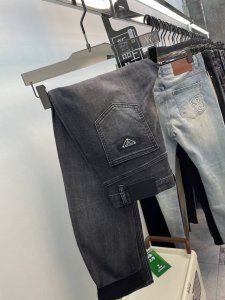 prad普拉哒5 烟灰色全工艺砂洗 爆款奢华感25 Ss 新设计三角标头层牛皮 此款颜色真正做到了型色均匀稳定输出 重磅强烈推荐 复杂工艺工艺+洗水外贸品质感细