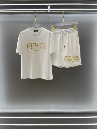 fendi 芬迪 高端定制 2025春夏新款首发专柜最新款短袖短裤休闲套装 高端订制 设计前卫时尚！品牌Logo重工艺设计 高端定制纯棉面料.手感柔软.穿着舒适