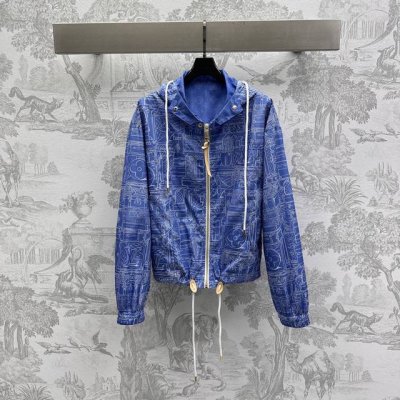 louis Vuitto*2025新品上架 连帽印花夹克外套 定制Yb进口防晒尼龙材质 光泽垂顺有型 帽檐内里饰以标志性四叶草字母底色 点缀手绘素描感皮箱字母印