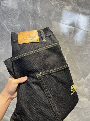 balenciaga巴黎世家 2025Ss新款原单爆款牛仔裤 直筒宽松版 超级定制款 原版五金 超级重工工艺 版型超赞，细节做工无可挑剔！款式不挑人，做工高档，