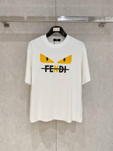 芬迪高定面料 250克纯棉 2025蛇年春夏专柜新品短袖时尚经典圆领短袖袖口下摆采用无痕设计 时尚单品设计，更加时尚舒适，高标准定制，上身非常有型，胸前品牌经典