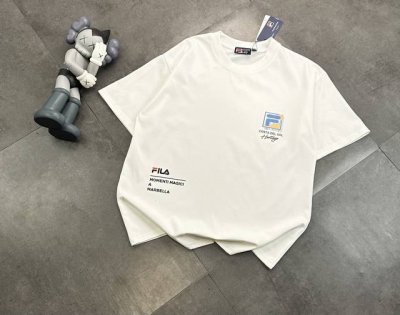 潮牌Fila斐乐胸前官网同款同步短袖！胸前Logo点缀胸前，简约又不失时尚感，一眼就狠狠拿捏住了！正肩版型对各种身材都很友好，穿起来整个人显得挺拔又精神，瞬间男
